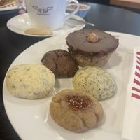 Veganes Schoko-Haselnuss-Törtchen und verschiedene vegane Kekse  at Engelsbäckerei in Bramstedt