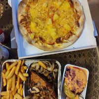 Pizza Hawaii und Schnitzel at American Grillhaus in Oberhausen