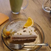 Matcha Latte mit Hafermilch und veganer Pistazienkuchen at Café Bisous in Saarbrucken