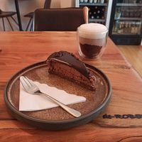 Vegane Schokotorte und heiße Schokolade at portal cafe in Uberlingen