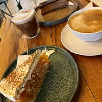 Getränke und zwei süße Stücke (insg. ca 18€ ohne Trinkgeld)  at portal cafe in Uberlingen