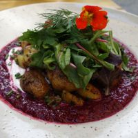 "Bete & Kartoffel" (with beet root, white beans, crispy potatoes, cream, and fresh dill) (vegan) at Gasthaus Kaupen Nr.6 in Luebbenau