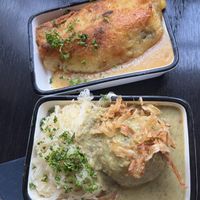 Tapas : oben: Veganer Dibbelabbes; unten : veganes Pilz Gefilde mit Sauerkraut  at Hilde & Heinz in Saarbrucken