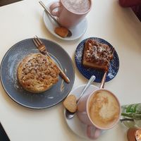Apfelschnecke und Apfelstreusel, Heiße Schokolade Zartbitter und Kaffee mit Hafermilch at Kuchenliebe in Stuttgart