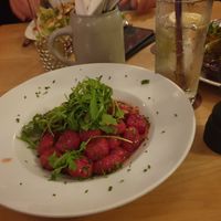 Rote Beete Gnocchi mit Rucola, Pinienkernen und getrockneten Tomaten at Stragula in Munich