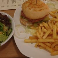 Vegan burger - it is full of raw onions, watch out! at Stragula in Munich