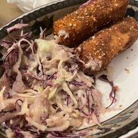 Palitos de tofu crocantes com salada de repolho - surreal de gostoso!!!  at Altramuz in La Paz