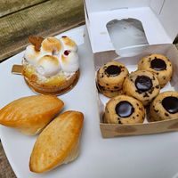 Coffret de 10 mini tigrés, madeleines, tarte au citrons at Michel MaBelle Saint Pierre in Bordeaux