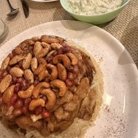 Makluba – 
mit frittierten Auberginen, Reis, Mandeln, Cashew, Zaziki und Sojageschnetzeltem  at Vegano Mezo in Berlin