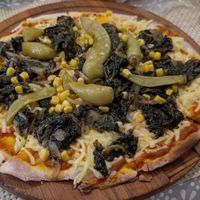 Pizza Mezo 2 mit Spinat, Peperoni und Mais at Vegano Mezo in Berlin