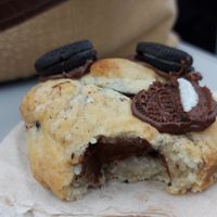 Relleno de Oreo cookie. El rollo de canela me lo comí antes de la foto, sorry...😅 at Crumbles in Barcelona