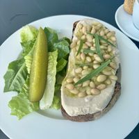 Dit is echt heel erg lekker: vegan desem brood met witte bonen en hummus  at Eye Bar Restaurant in Amsterdam