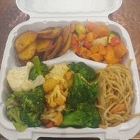 Food bar plate at Wegmans in Fredericksburg