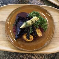 Pain au houmous de betteraves avec de l’artichaut, des pommes de terres, du chou rouge   at Café Maa in Paris