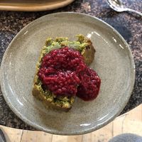 Gâteau au matcha avec coulis de framboise  at Café Maa in Paris