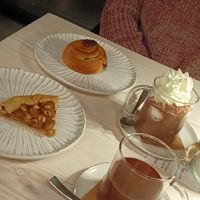 Vegan hot chocolate and vegan pear pie, regular hot chocolate with whipped cream and pastry with hazelnut spread at Nonno Andrea in Villorba