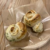 garlic bread knots   at Hughes Pizza ヒューズ ピザ in Osaka