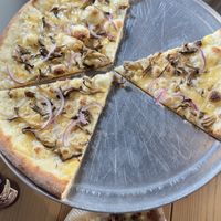 Vegan maitaki with cream sauce and onions… FABULOUS !  at Hughes Pizza ヒューズ ピザ in Osaka