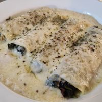 Cannoli of spinach, raisins and pines at El Laurel in Salamanca