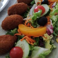 Croquetas veganas con ensalada at El Laurel in Salamanca