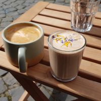 Milchkaffee und Chai latte (mit Hafermilch) at Nourish Mother Earth in Saarbrucken