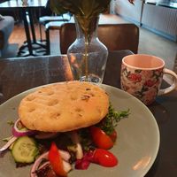 Vegan pesto foccacia and free refill coffee at Hvelvet Bistro in Aandalsnes