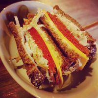 Sandwich c/pão de centeio, seitan caseiro, chucrute... at VÜMO in Porto