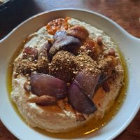 Hummus with cauliflower and onions at VÜMO in Porto