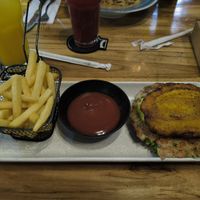 Hamburguesa con papas at Macarena in Cartagena