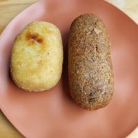 Risole de presunto e queijo, e quibe recheado com homus at Quitute Pra Iaiá in Santos