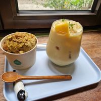 Pistaccio cream and Mango drink at Moonggoojeom Vegan Bakery in Busan