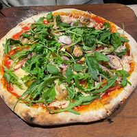 Vegane Pizza (zum selber zusammenstellen) mit Rucola, Zwiebeln, Pilze, gebratenes Gemüse, veganer Käse  at Bella Ciao in Wittdun