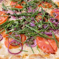 Pizza mit Zwiebeln, Tomaten, Kapern, Queller und veganem Käse at Bella Ciao in Wittdun
