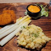 Wochenspecial: Veganes Schnitzel mit Kartoffelpüree, Spargel und veganer Choron-Sauce at Bella Ciao in Wittdun