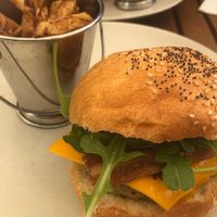 Burger vegan et frites (2023) at Le Quin'cé in La Baule-escoublac