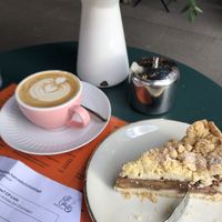 Apfel-Streusel-Kuchen und Cappuccino Hafer  at Café Walter in Cologne
