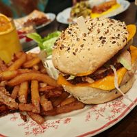 big vegan burger to fill the brunch, with a reworked addict steak, vegan cheddar and served with home fries at Les Preuves Du Contraire in Bordeaux