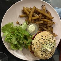 Fake chicken burger  at Les Preuves Du Contraire in Bordeaux