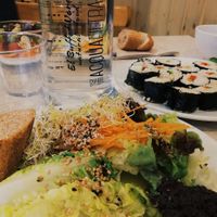 Ensalada y sushi at El Buffet Verd in Barcelona