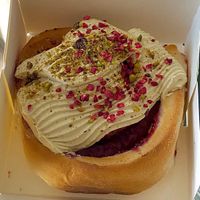 Rolls malinowo-pistacjowy at Jemy Kremy in Lodz