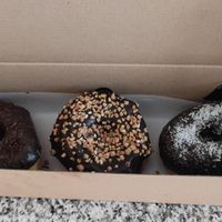 Masa vegana y luego puedes añadir chocolate negro y toppings de coco y trocitos de avellana o almendra. Muy ricos!!! at Cobs & Tops - Sant Andreu in Barcelona