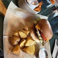 burger con finta carne e patate arrosto   at Wild Food in Barcelona