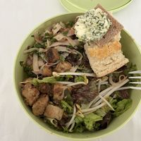 Bowl mit hausgemachtem Brot und Kräuterbutter  at salarte in Munich