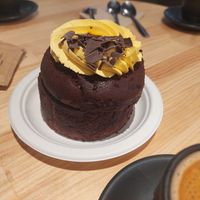 Mango 🥭 + chocolate mini cake (8,25€) at Chök in Madrid