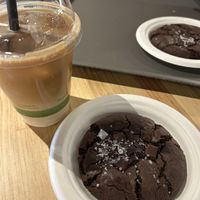 Iced coffee and chocolate cookie  at Chök in Madrid