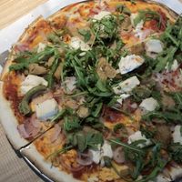 Pedí la pizza de heura y estaba muy rica🤤 no es de las más baratas (unos 14€) pero merece la pena!  at PizzaMarket in Badalona