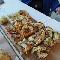 Focaccia garni vegan en bas. Focaccia végétarienne en haut au fromage truffé at L'Atelier Focaccia in Dijon