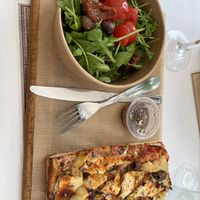 Vegan focaccia and roquette salad minus cheese    at L'Atelier Focaccia in Dijon