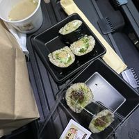 Simplesmente delicioso. Não da pra tirar foto melhor por causa da viagem mas o sabor é tudo  at Brown Rice Sushi TEC 玄米のおすしテック in Osaka