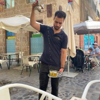 Serving tea  at Restaurante Puerta del Edén in Cadiz
